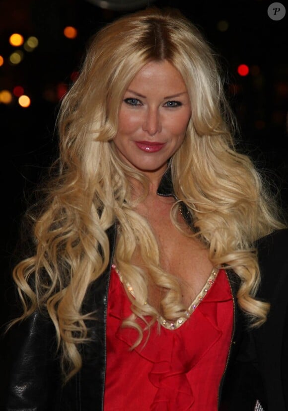 Angie de Secret Story 3 lors de la 34e cérémonie des Best au salon Hoche à Paris le 13 décembre 2010
 