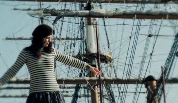 La chanteuse Daphné, après avoir dévoilé - sous toutes les coutures - son "homme à la peau musicale", éprise de Bleu Venise (son nouvel album attendu le 7 février 2011), dresse le Portrait d'un vertige.