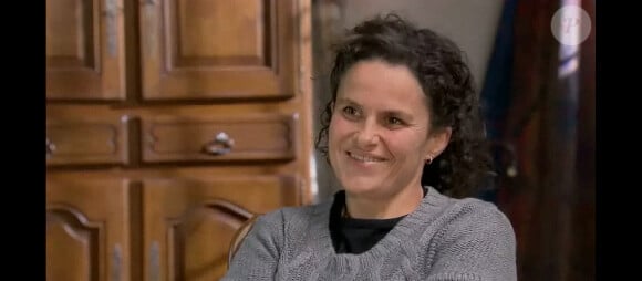 Céline, 33 ans, éleveuse de brebis laitières dans les Pyrénées-Atlantiques dans la bande-annonce de L'Amour est dans le pré, émission diffusée le 4 janvier 2011 sur M6 à 20h45