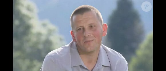 Benoît, 37 ans, éleveur de vaches laitières dans les Vosges dans la bande-annonce de L'Amour est dans le pré, émission diffusée le 4 janvier 2011 sur M6 à 20h45