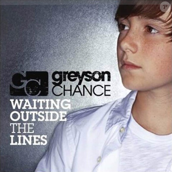 Greyson Chance, 13 ans, s'apprête à publier son premier album en 2011 après avoir été révélé par sa reprise de Paparazzi. En décembre 2010 apparaît son premier clip, accompagnant son single Waiting outside the lines !