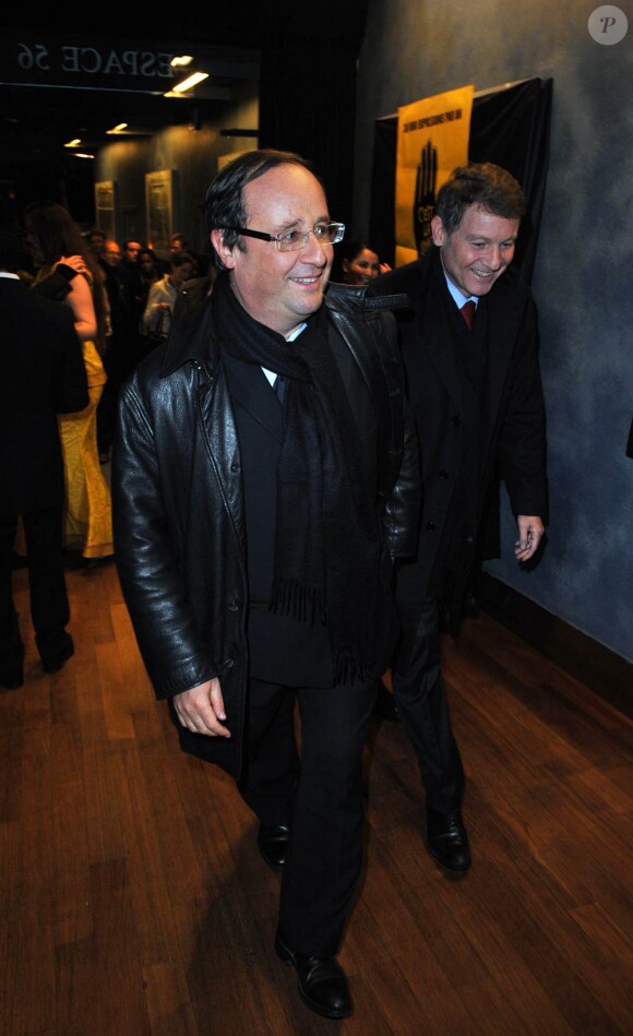 François Hollande arrive en blouson de cuir, le 2 février 2009, au dîner SOS Racisme, à Paris.