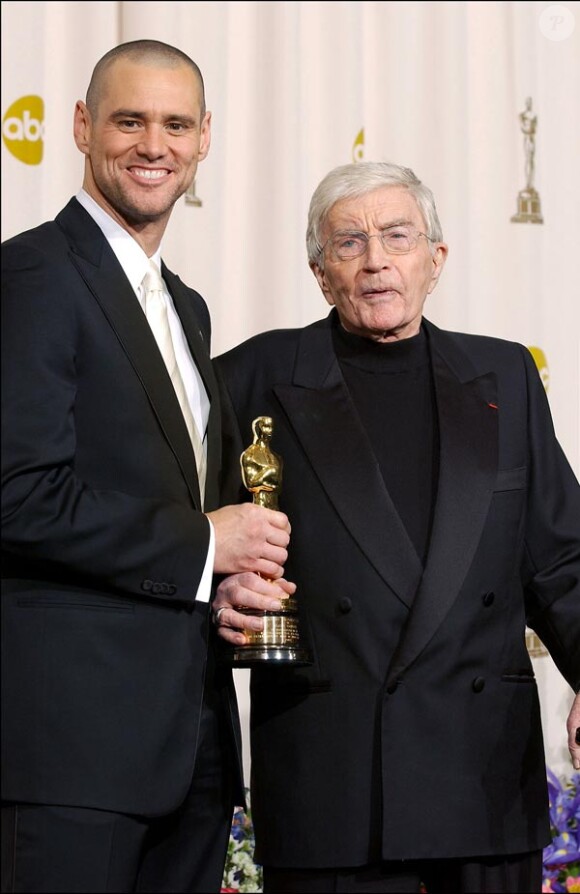 Le grand Blake Edwards, ici avec Jim Carrey lors de la remise de son Oscar d'honneur en 2004, est mort à 88 ans, le 16 décembre 2010.