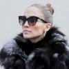Jennifer Lopez adopte le look Kate Moss le temps d'une journée, grâce à un total look noir et une fourrure sans manche. So rock !
