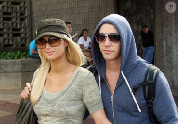 Paris Hilton et son boyfriend Cy Waits arrivent à l'aéroport pour prendre un avion pour Hawaï. 21/12/2010