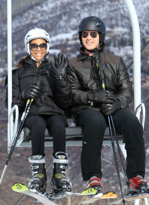 Zoe Saldana et son compagnon Keith Britton font du ski à Aspen le 22 décembre 2010