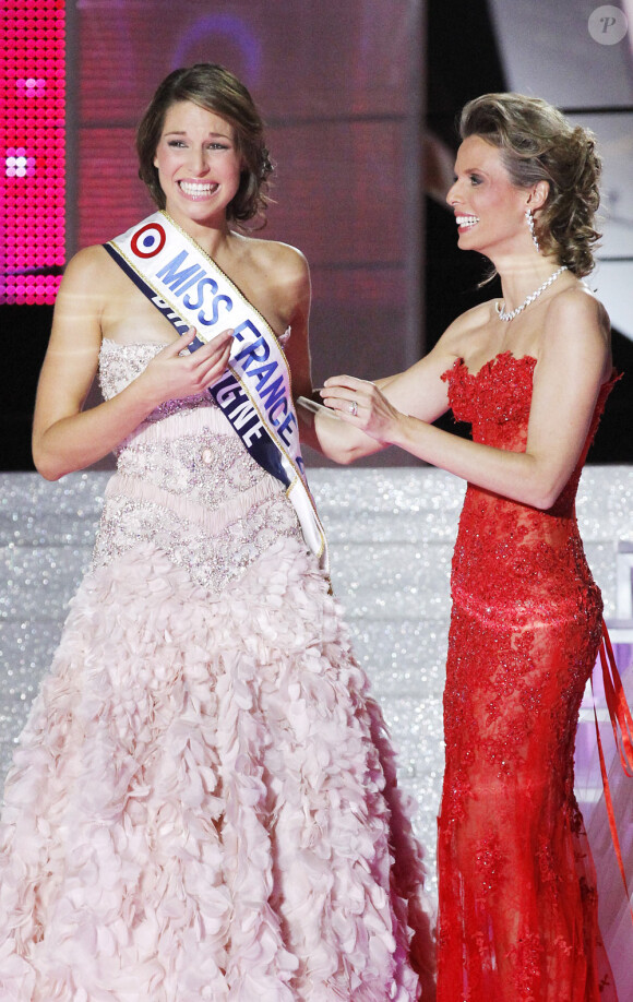 Sylvie Tellier remet l'écharpe à sa Miss France, Laury Thilleman (4 décembre 2010) : les polémiques 2010
