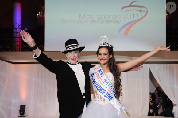 Geneviève de Fontenay remet l'écharpe à sa Miss Nationale, le 5 décembre 2010