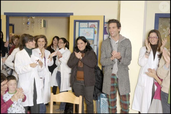 Mika visite l'hôpital San Raffaele à Milan, le 3 décembre 2010