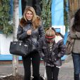 Lori Loughlin, ses filles Olivia et Isabella, et une amie font du shopping à Aspen où elles passent les fêtes de fin d'année le 27 décembre 2010 ! 