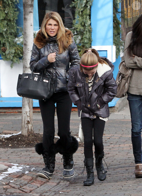 Lori Loughlin, ses filles Olivia et Isabella, et une amie font du shopping à Aspen où elles passent les fêtes de fin d'année le 27 décembre 2010 !