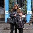  Lori Loughlin, ses filles Olivia et Isabella, et une amie font du shopping à Aspen où elles passent les fêtes de fin d'année le 27 décembre 2010 ! 