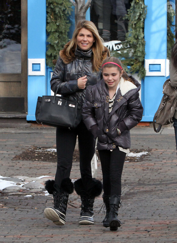 Lori Loughlin, ses filles Olivia et Isabella, et une amie font du shopping à Aspen où elles passent les fêtes de fin d'année le 27 décembre 2010 !