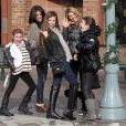  Lori Loughlin, ses filles Olivia et Isabella, et une amie font du shopping à Aspen où elles passent les fêtes de fin d'année le 27 décembre 2010 ! 