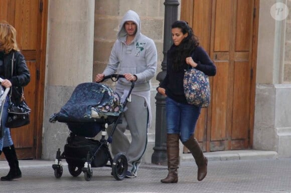 Joseph Fiennes, son épouse Maria Dolores Dieguez, et leur enfant dans les rues de Palma de Majorque. 29/12/2010
