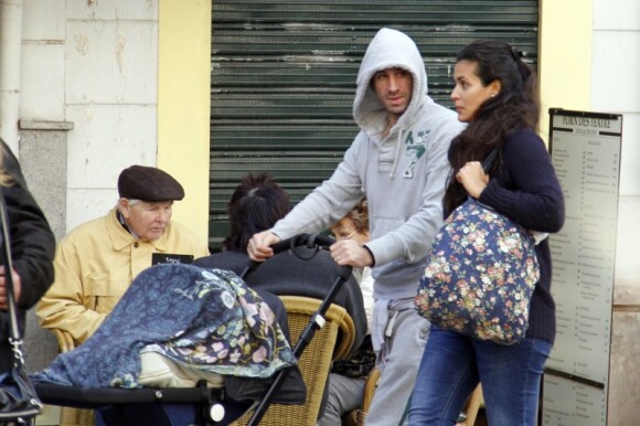 Joseph Fiennes, son épouse Maria Dolores Dieguez, et leur enfant dans les rues de Palma de Majorque. 29/12/2010