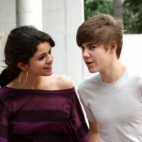 Justin Bieber et Selena Gomez : La romance se confirme... avec un bisou  !