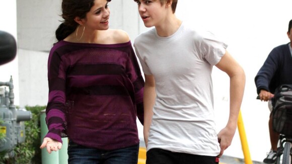 Justin Bieber et Selena Gomez : La romance se confirme... avec un bisou  !