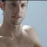 Jenson Button : Le pilote sexy s'invite sous votre douche...