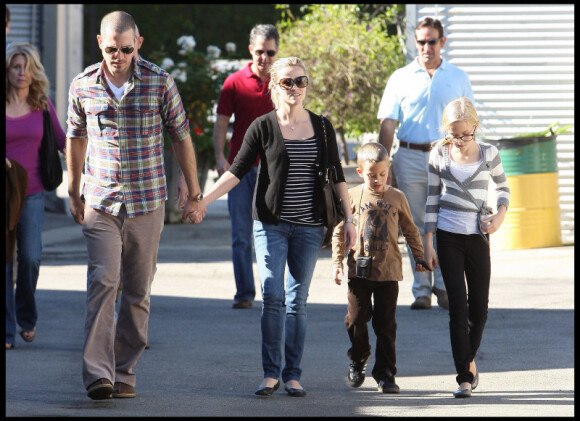 Reese Witherspoon, ses enfants et son fiancé Jim Toth à la sortie de la messe, le 12 décembre 2010.