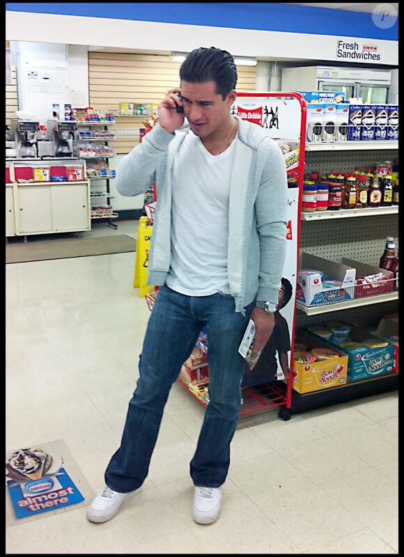Mario Lopez fait ses courses dans une épicerie de Hollywood, jeudi 6 janvier 2011.