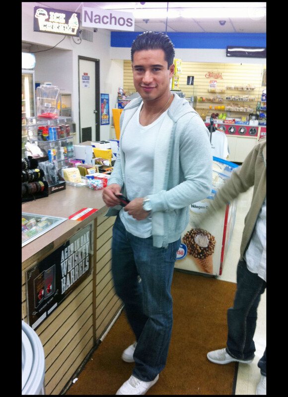 Mario Lopez fait ses courses dans une épicerie de Hollywood, jeudi 6 janvier 2011.