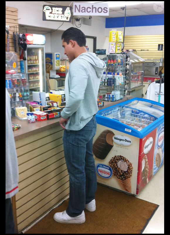 Mario Lopez fait ses courses dans une épicerie de Hollywood, jeudi 6 janvier 2011.