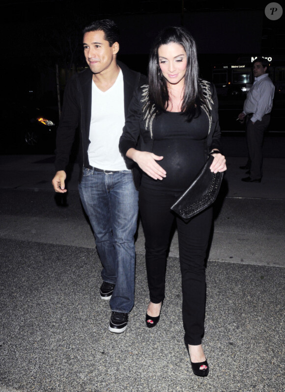 Mario Lopez, ici avec sa petite amie, Courtney Laine, enceinte de 8 mois, en août 2010.