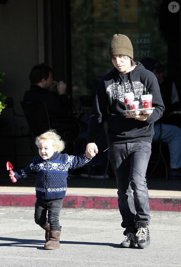 Pete Wentz se promène à Los Angeles avec son fils Bronx, deux ans, vendredi 24 décembre.