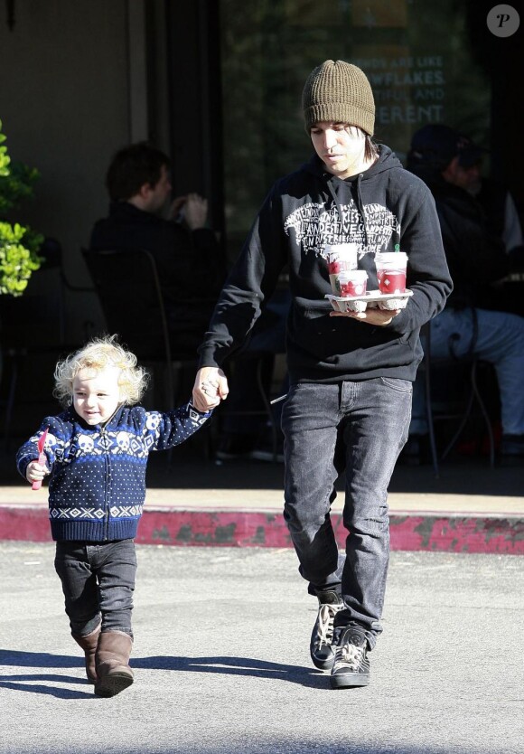 Pete Wentz se promène à Los Angeles avec son fils Bronx, deux ans, vendredi 24 décembre.