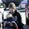 Pete Wentz se promène à Los Angeles avec son fils Bronx, deux ans, vendredi 24 décembre.