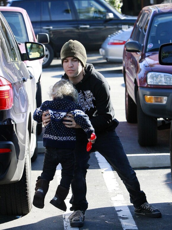 Pete Wentz se promène à Los Angeles avec son fils Bronx, deux ans, vendredi 24 décembre.