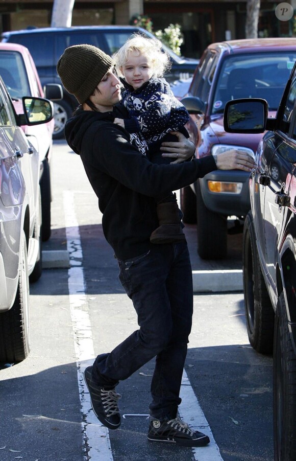 Pete Wentz se promène à Los Angeles avec son fils Bronx, deux ans, vendredi 24 décembre.