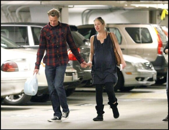 Christina Applegate (qui doit accoucher dans quelques jours) et son compagnon Martyn Lenoble, à l'hôpital de Los Angeles, le 2 janvier 2011.