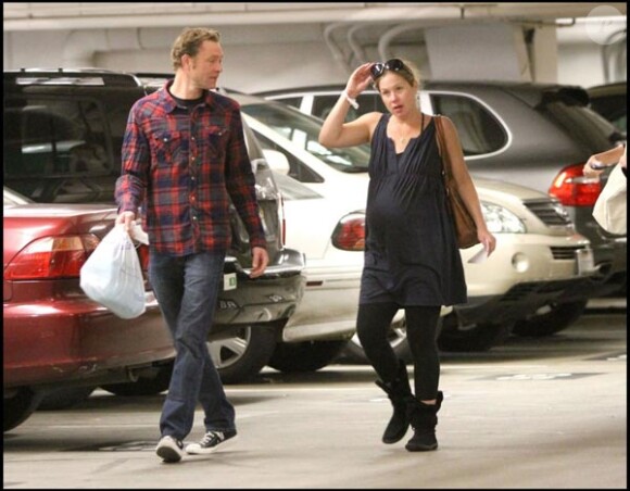Christina Applegate (qui doit accoucher dans quelques jours) et son compagnon Martyn Lenoble, à l'hôpital de Los Angeles, le 2 janvier 2011.