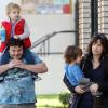 Le grand Jack Black en promenade avec sa femme Tanya Haden et leurs deux fils, Samuel et Thomas, à Los Angeles, en janvier 2011.