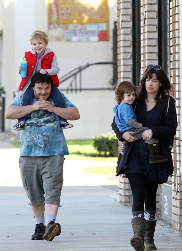 Le grand Jack Black en promenade avec sa femme Tanya Haden et leurs deux fils, Samuel et Thomas, à Los Angeles, en janvier 2011.