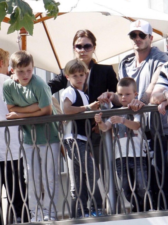 David et Victoria Beckham en mai 2010 à Los Angeles avec leurs fils Romeo, Cruz et Brooklyn