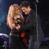 Alejandro Sanz (photo : sur scène, en 2008, avec son amie Shakira) et sa compagne Raquel attendent un heureux événement pour 2011 !