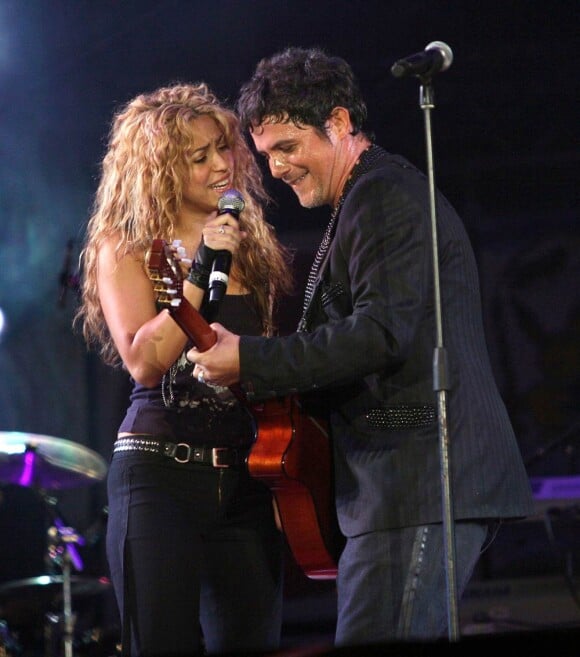 Alejandro Sanz (photo : sur scène, en 2008, avec son amie Shakira) et sa compagne Raquel attendent un heureux événement pour 2011 !