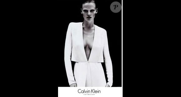 Lara Stone, égérie printemps-été 2011 pour la marque Calvin Klein.