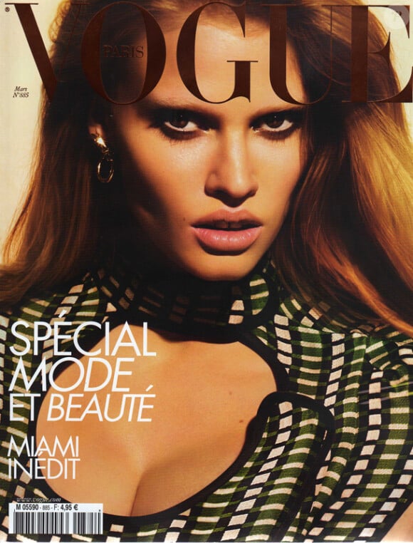 Le mannequin Lara Stone fait la couverture du Vogue français, mai 2009.