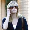 Reese Witherspoon aide un sans-abris à Los Angeles, le 12 janvier 2011.