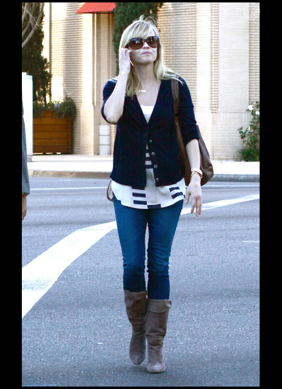 Reese Witherspoon aide un sans-abris à Los Angeles, le 12 janvier 2011.
