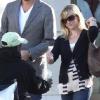 Reese Witherspoon aide un sans-abris à Los Angeles, le 12 janvier 2011.