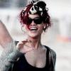 Rihanna, déchaînée, décompresse sur une plage de la Barbade avec des amis. Décembre 2010