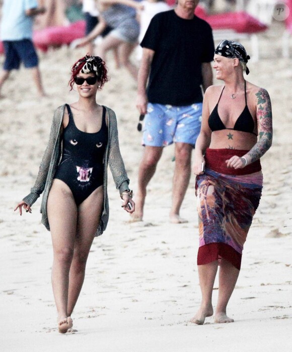 Rihanna, déchaînée, décompresse sur une plage de la Barbade avec des amis. Décembre 2010