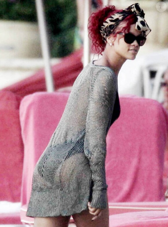 Rihanna, déchaînée, décompresse sur une plage de la Barbade avec des amis. Décembre 2010