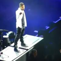 Usher hué à Berlin... il quitte la scène en jettant son micro !