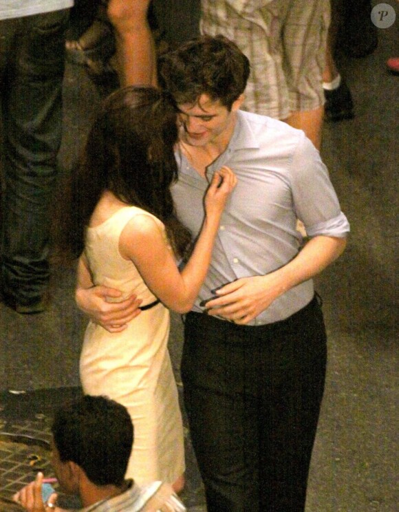 Kristen Stewart et Robert Pattinson dansent une valse en plein tournage de Twilight, chapitre 4: hésitation partie 1. Si complices !